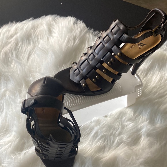 Women’s Worthington Brown heels.  Size 7 1/2 , 4” heel. - Picture 2 of 7